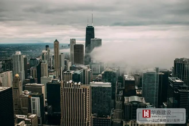 芝加哥市區屋頂上的一朵烏云