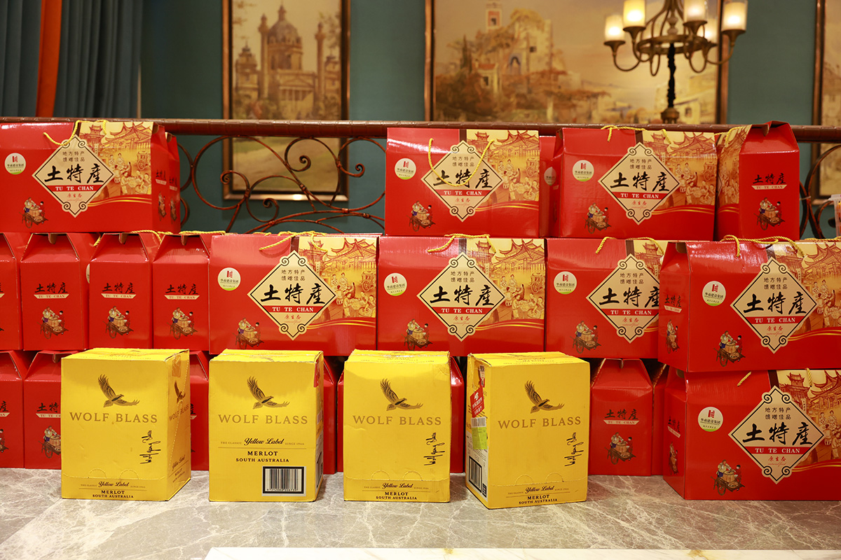 華商建設集團辭舊迎新晚會,攜手同行,再創輝煌 華商建設集團辭舊迎新晚會,攜手同行,再創輝煌